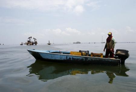 Una balsa en el Lago de Maracaibo, con estaciones de bombeo de petróleo en el fondo, en Lagunillas, estado de Zulia, Venezuela