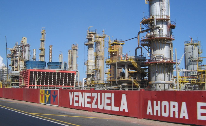 Piratas y atracos: delincuencia golpea la industria petrolera de Venezuela