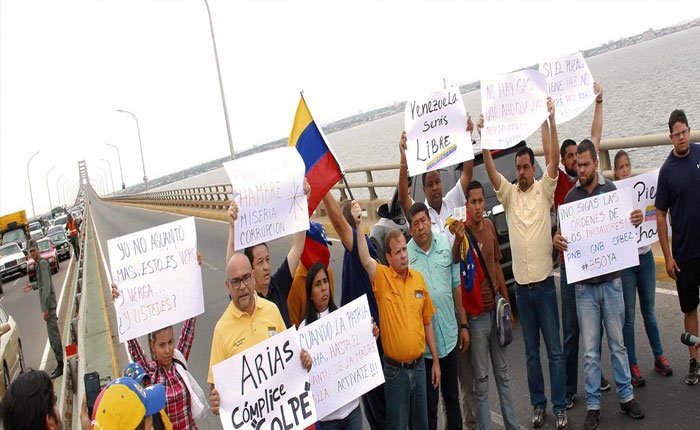 Diputados de Primero Justicia protestaron en puente sobre el Lago