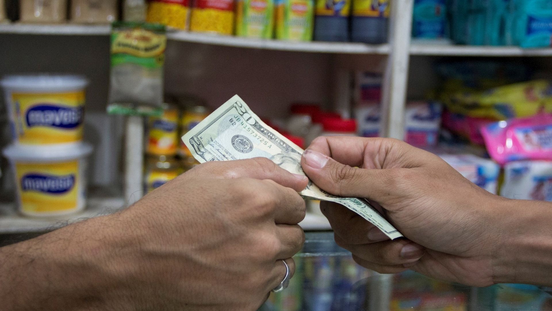 EFE: Venezolanos no perciben el fin de la hiperinflación ni en los precios ni en sus salarios