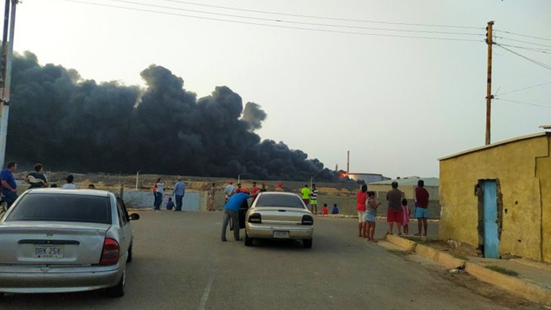 Gobierno afirma que incendio no afectó operaciones de la refinería Cardón