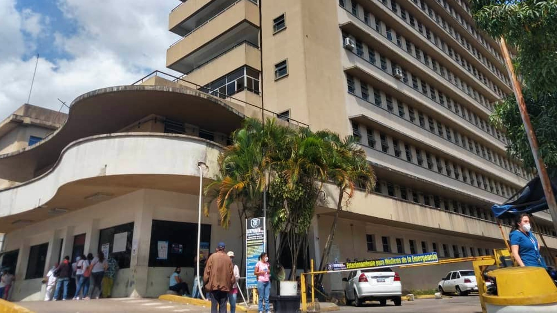 Denuncian intimidación a periodistas que cubrían protesta en Hospital Central de San Cristóbal