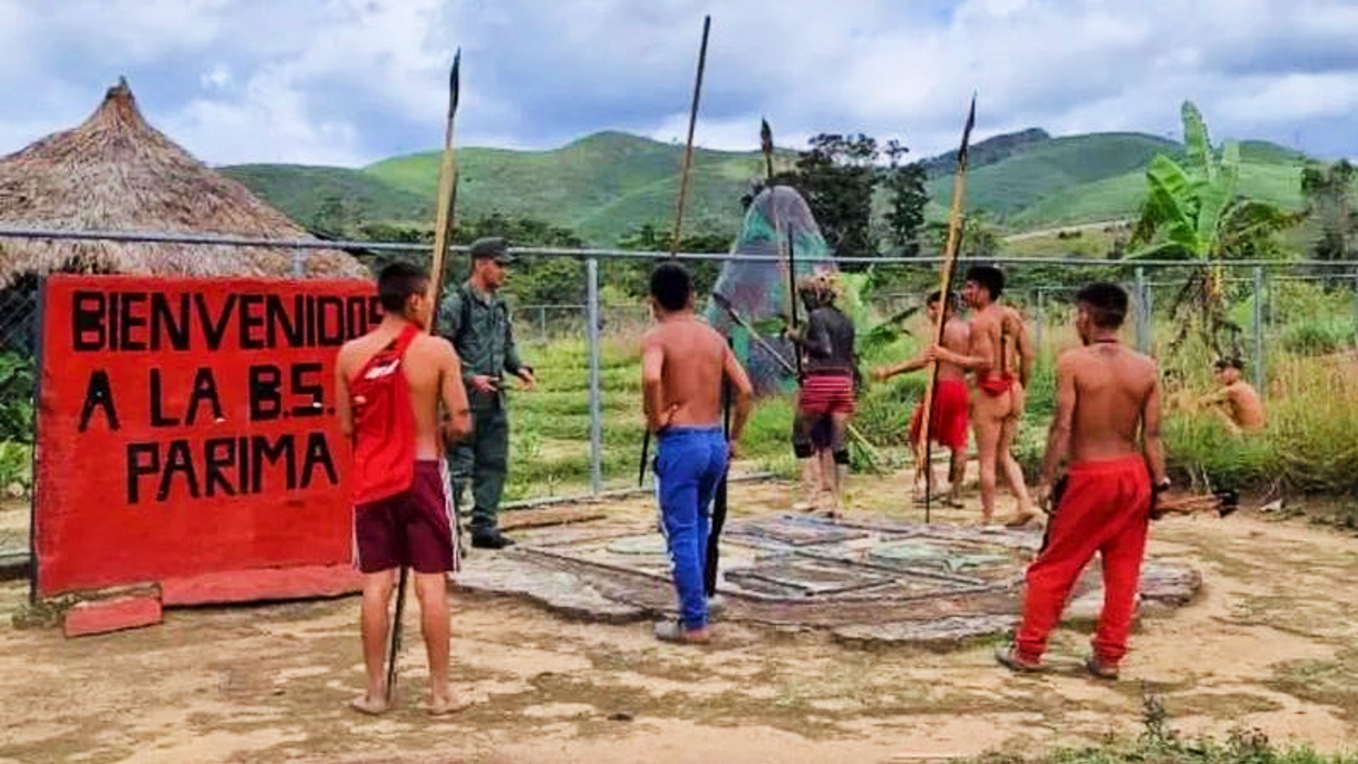 cuatro indígenas yanomami