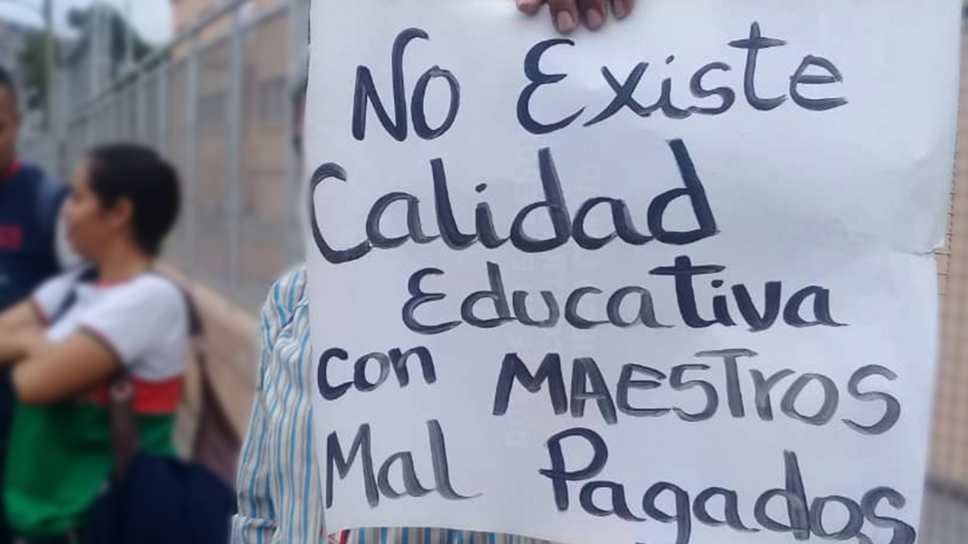 Denuncian que el Ejecutivo suspendió salario a más de 3.000 docentes por protestar