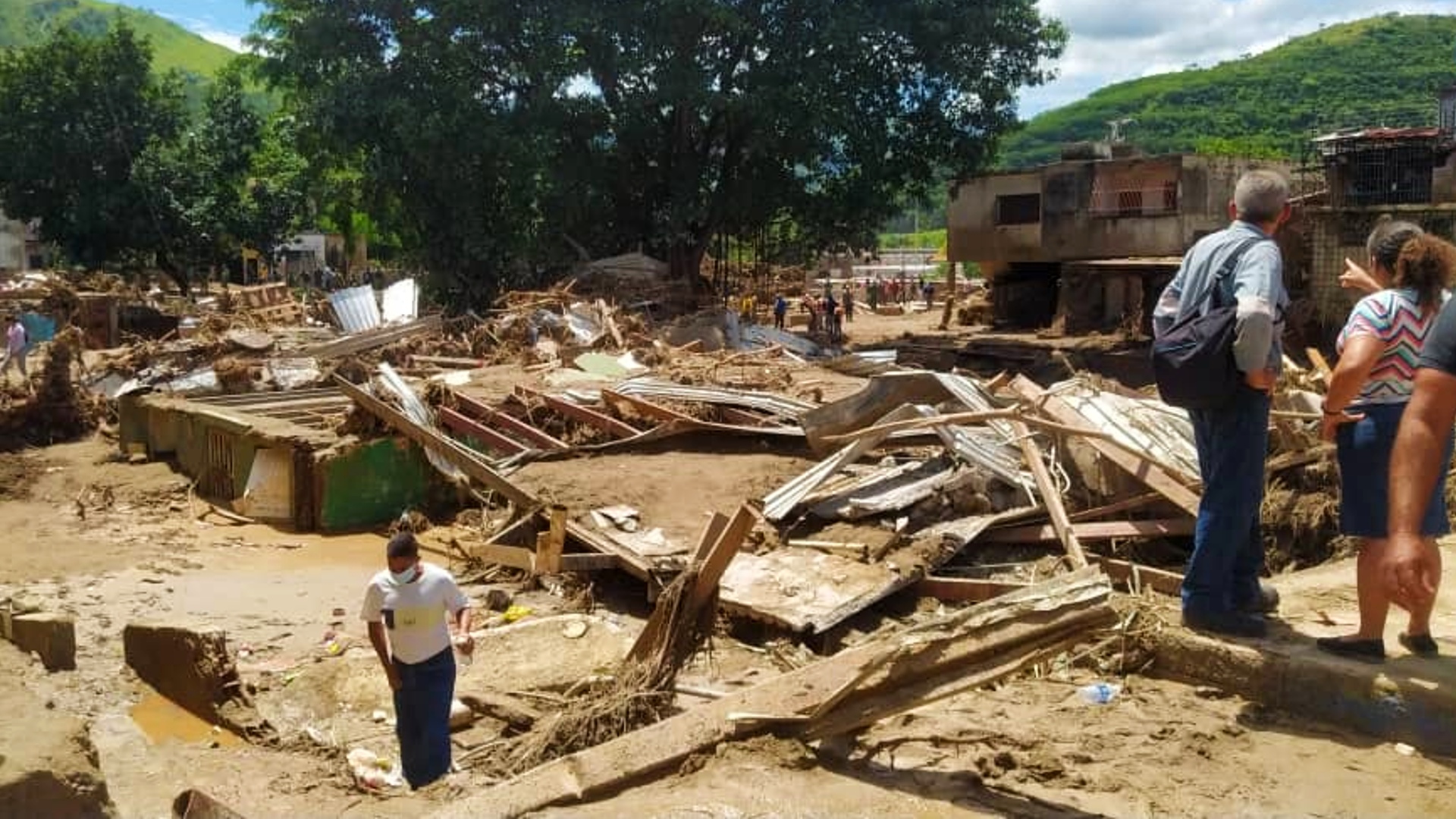 Imágenes | Así luce la zona de desastre a 36 horas de la tragedia en Las Tejerías
