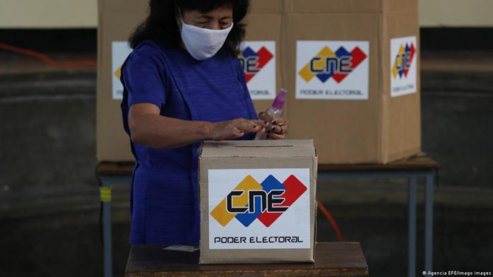 Mujer-venezolana-votando.-Derechos-civiles-y-politicos-de-la-mujer