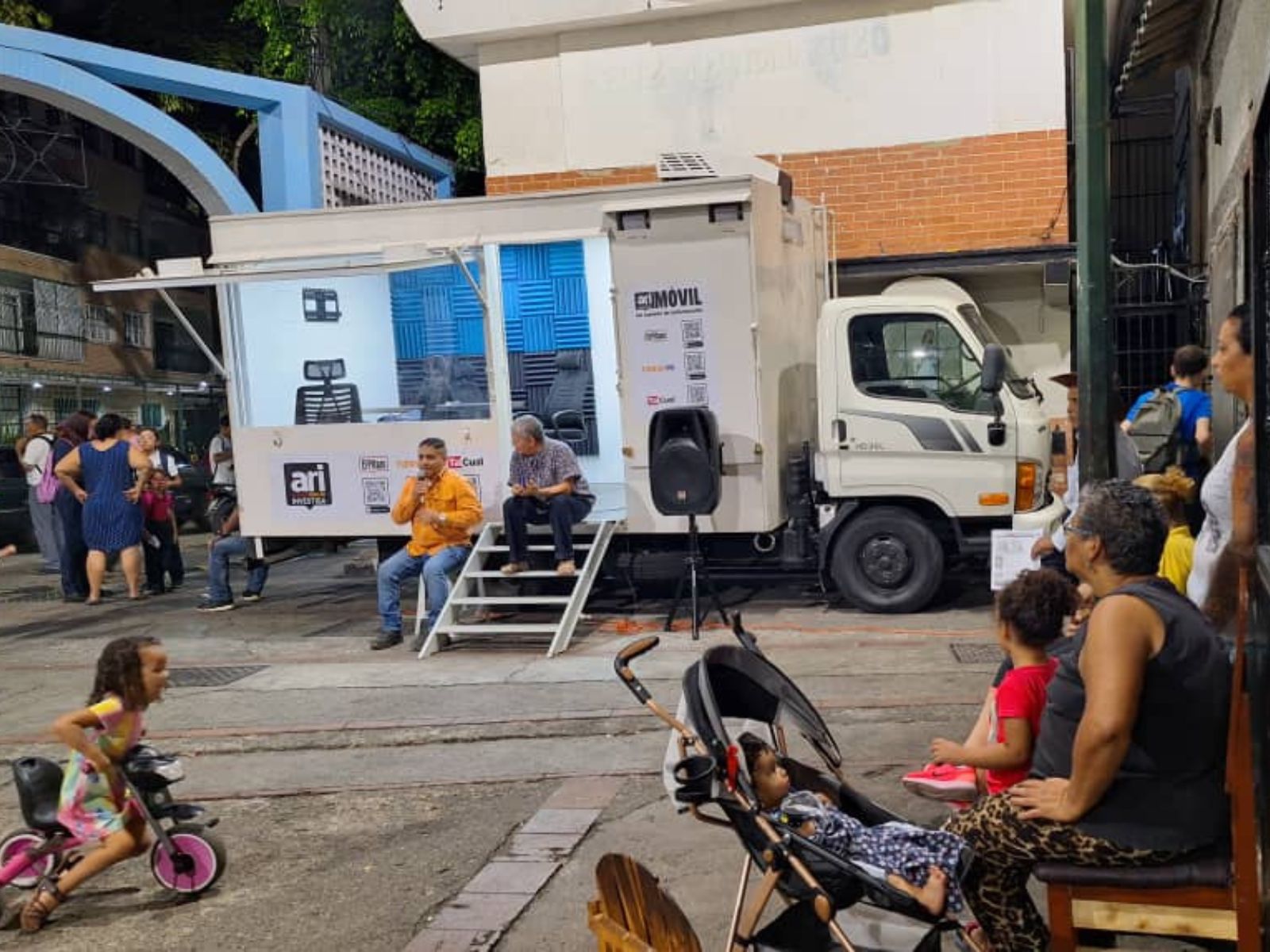 El-ARI-Movil-brindo-informacion-y-recomendaciones-a-emprendedores-de-La-Cruz
