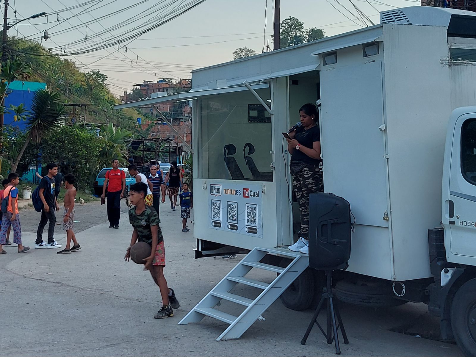El-ARI-Movil-y-el-Bus-TV-visitaron-La-Dolorita-para-informar-y-compartir-con-los-vecinos-1