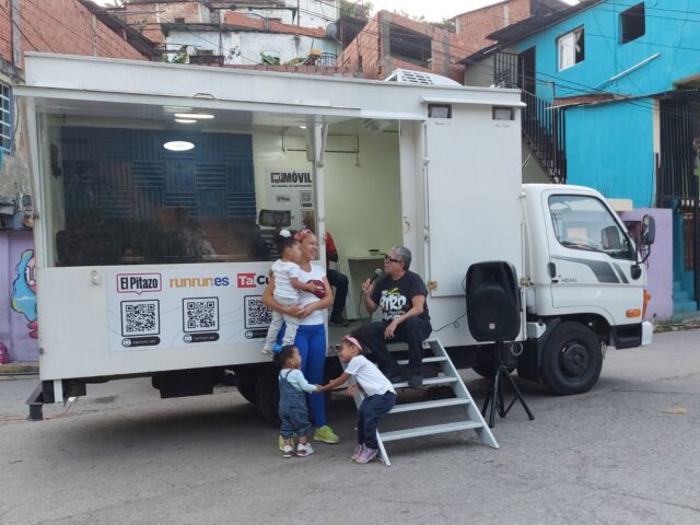El-ARI-Movil-y-el-Bus-TV-visitaron-La-Dolorita-para-informar-y-compartir-con-los-vecinos-2