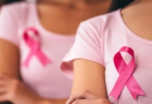 mujeres usando un lazo rosa, símbolo de la lucha contra el cáncer de mama