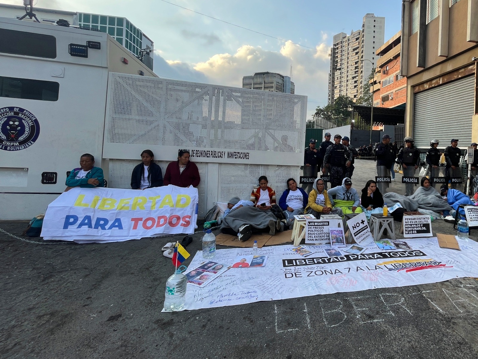Familiares piden a Jorge Rodríguez que cumpla con su promesa. Foto: @Clippve