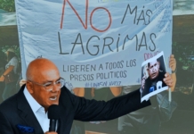 Jorge Rodríguez con la foto de Chávez con su crucifijo