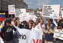 Trabajadores protestan con pancartas en la Plaza Caracas