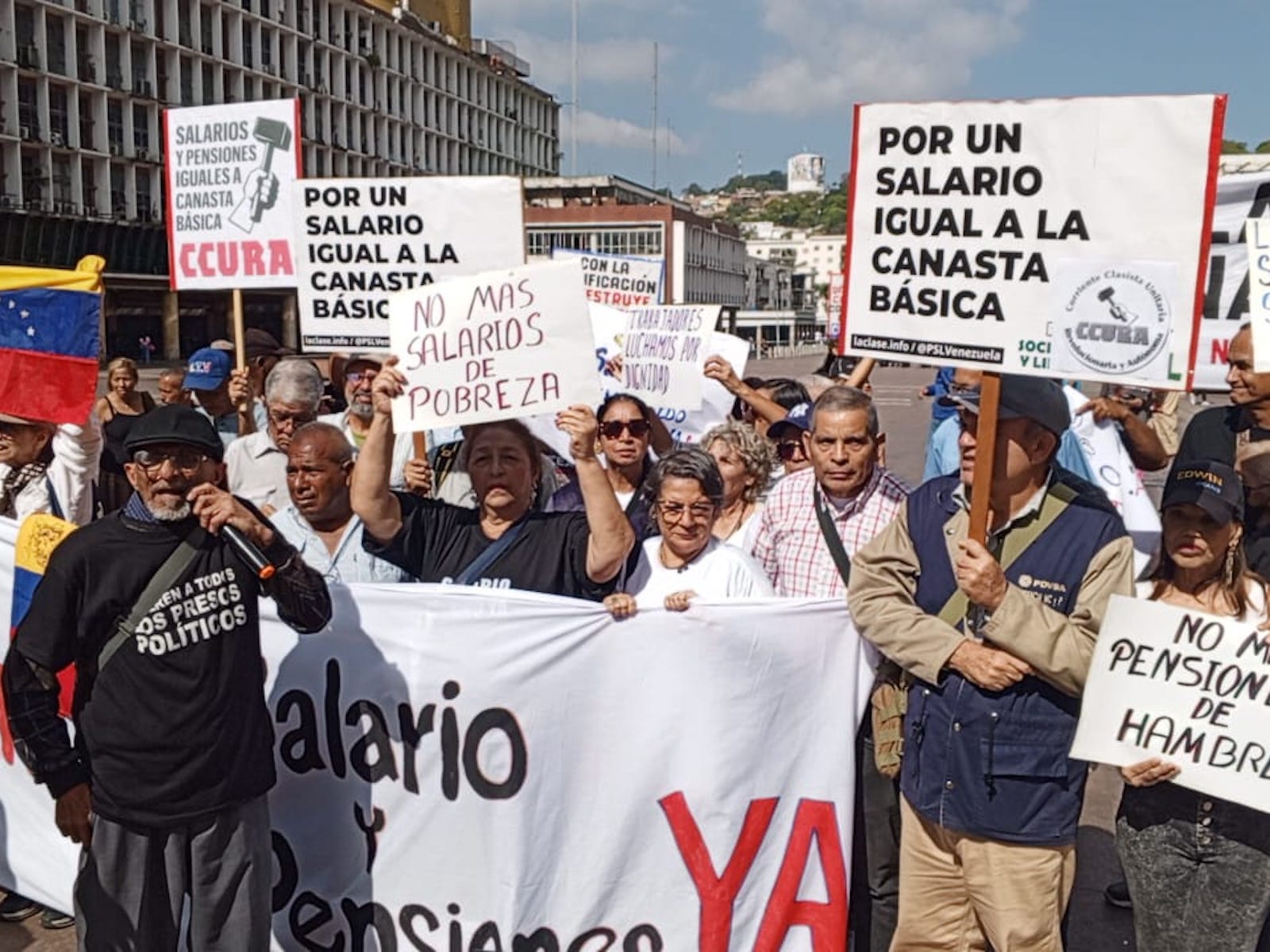 Trabajadores protestan con pancartas en la Plaza Caracas