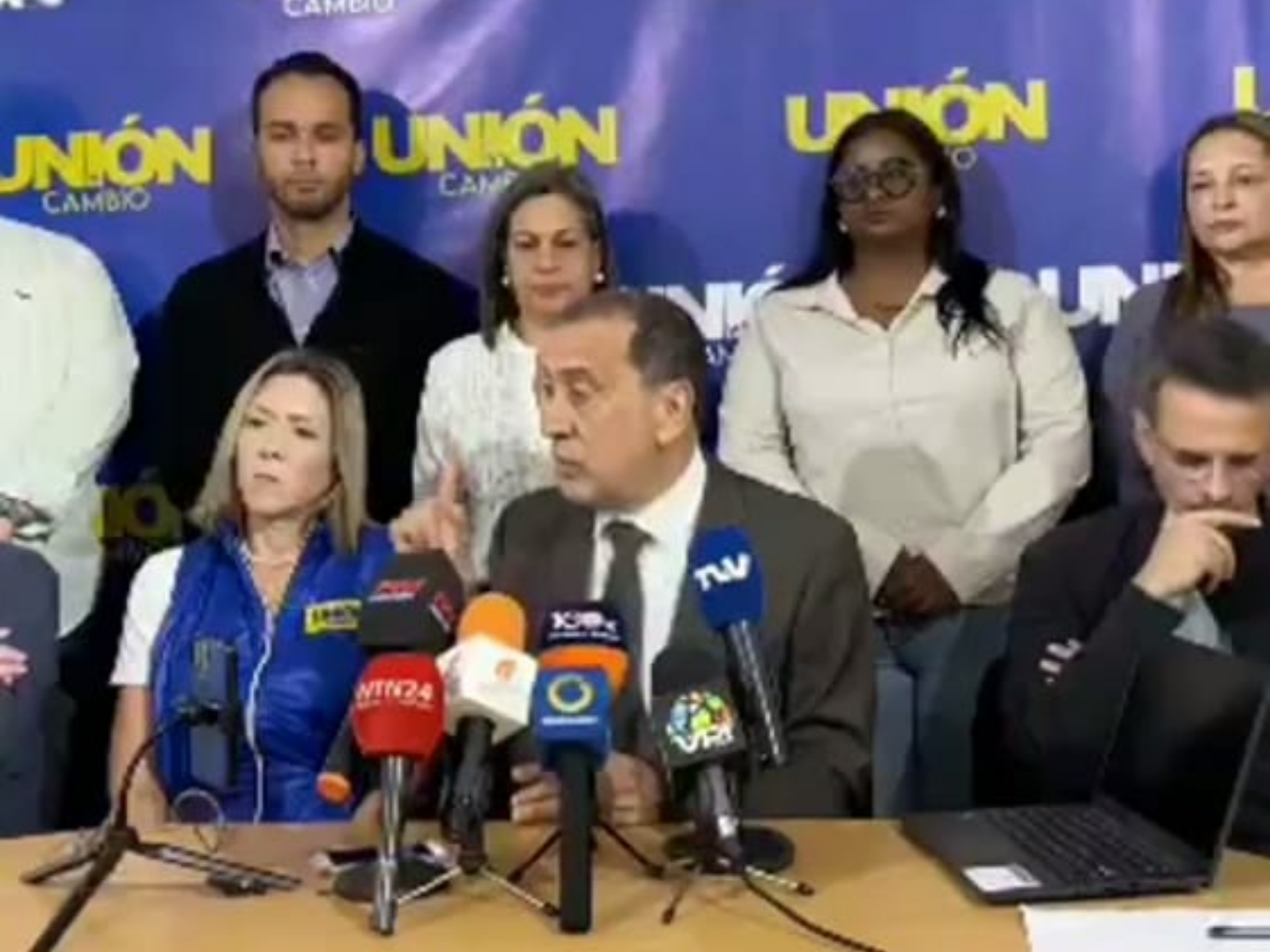 Según José Guerra, el Estado debe dejar de usar las sanciones como excusa y otorgar salarios razonables a los trabajadores.