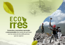 Rescatistas voluntarios sobre escombros en La Guaira tras el terremoto