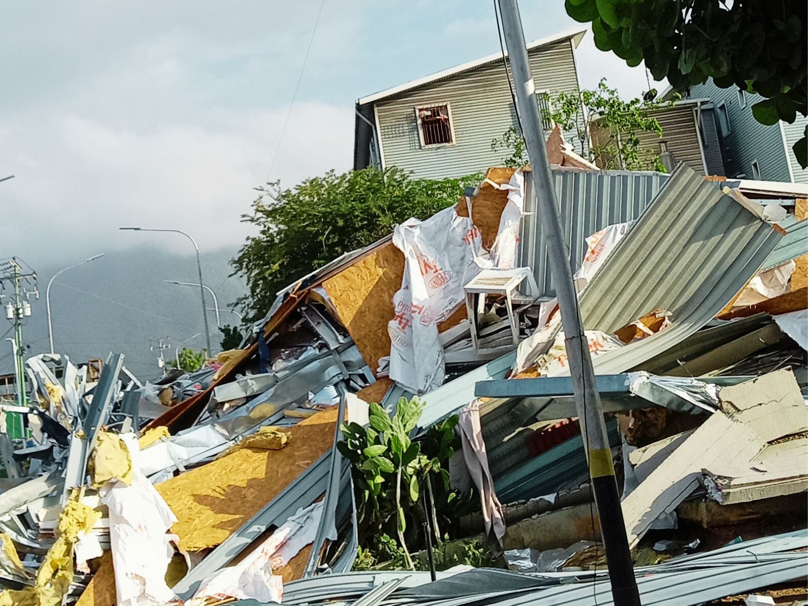 Imagen de urbanismo Summa en La Guaria, colapsado tras los sismos.