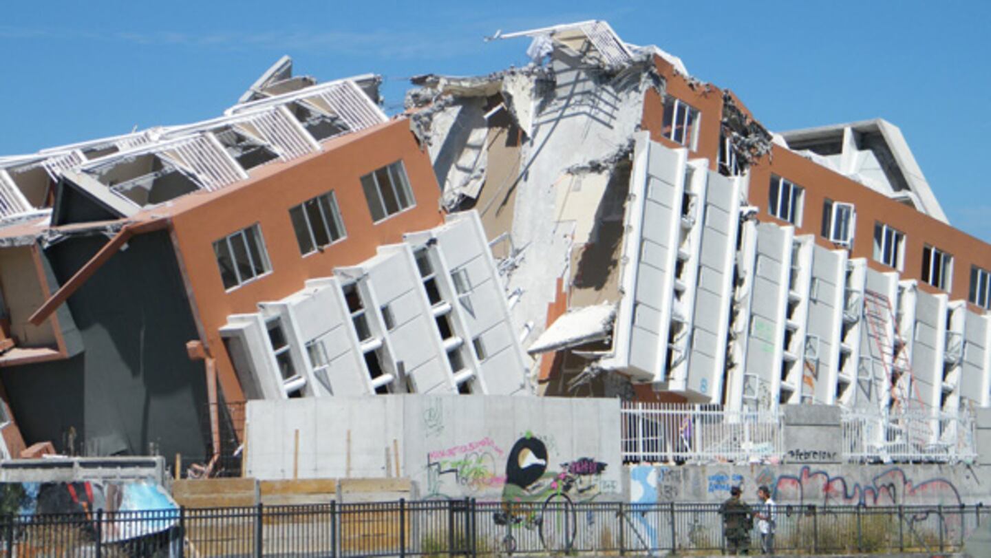 Uno de los edificios que colapsó tras el terremoto y tsunami en Chile en 2010